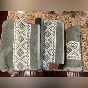 Wrangler Sage Geometric Bath Towel Set